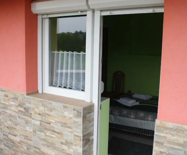 Πανσιόν Kedvenc Vendeghaz 4*